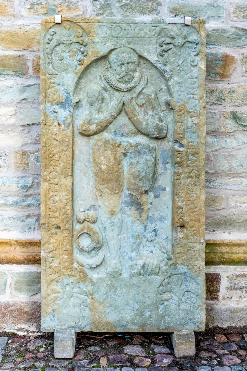 Grabplatte an der St. Aegidiuskirche