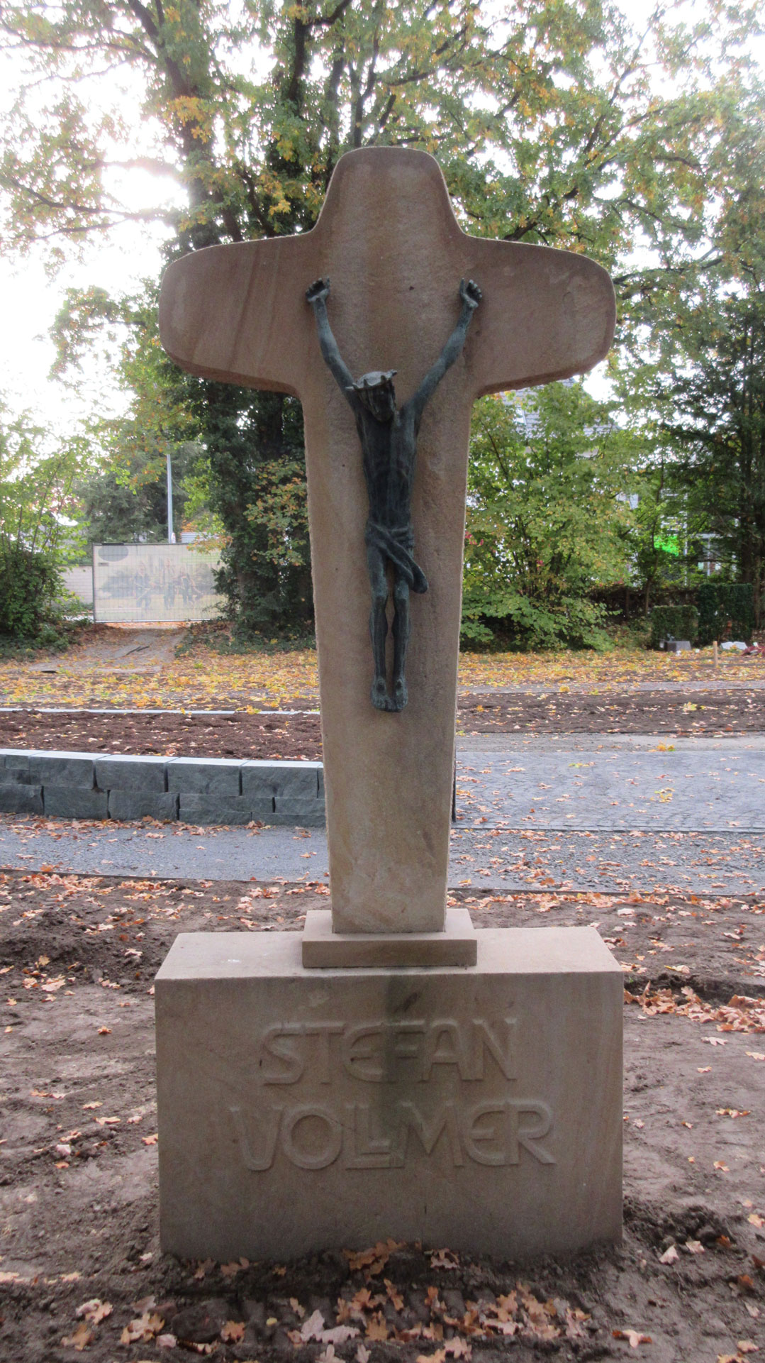 Memoriamgarten mit dem Grabmal des Bildhauers Stefan Vollmer