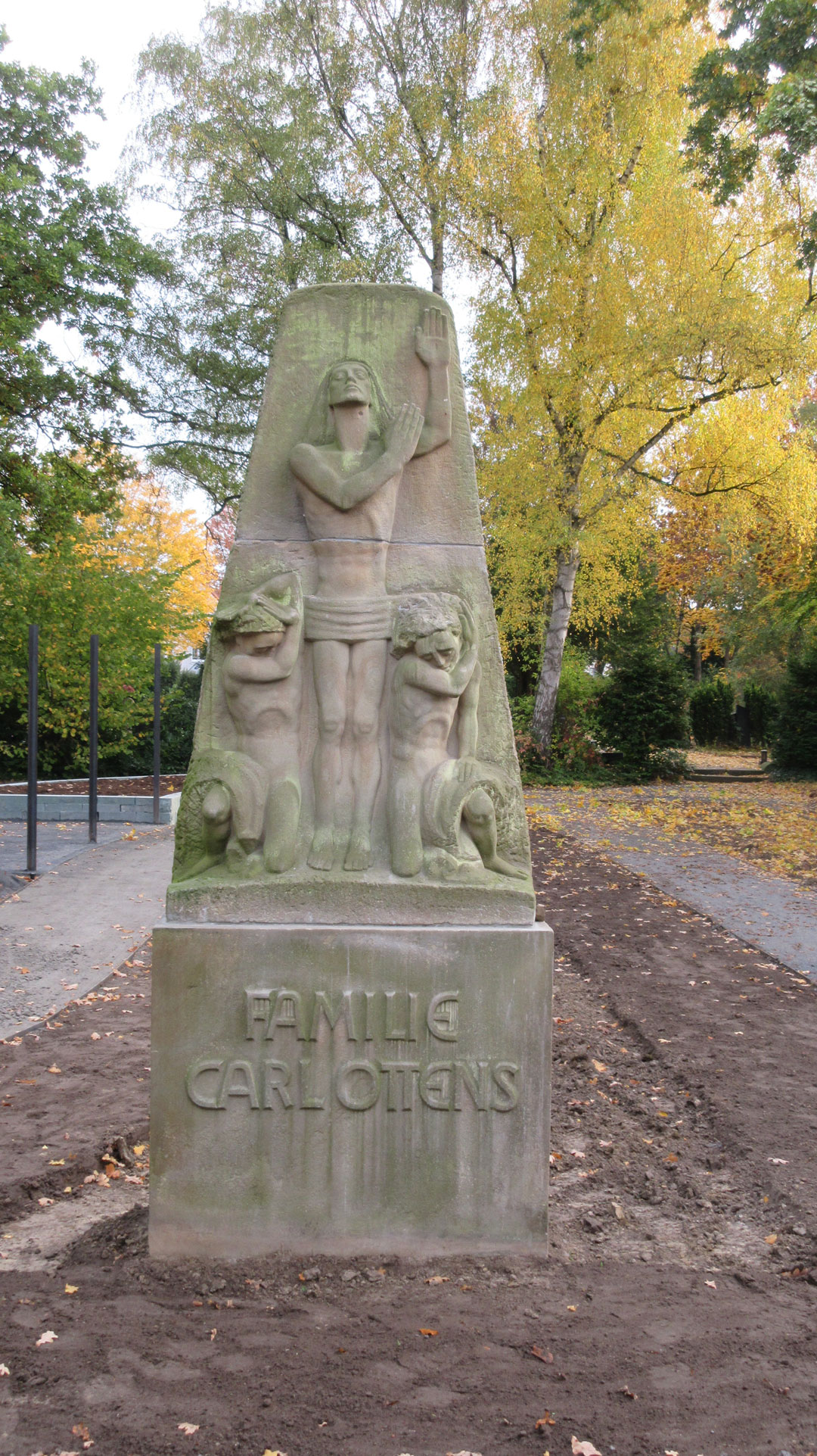 Memoriamgarten mit dem Grabmal der Familie Carl Ottens