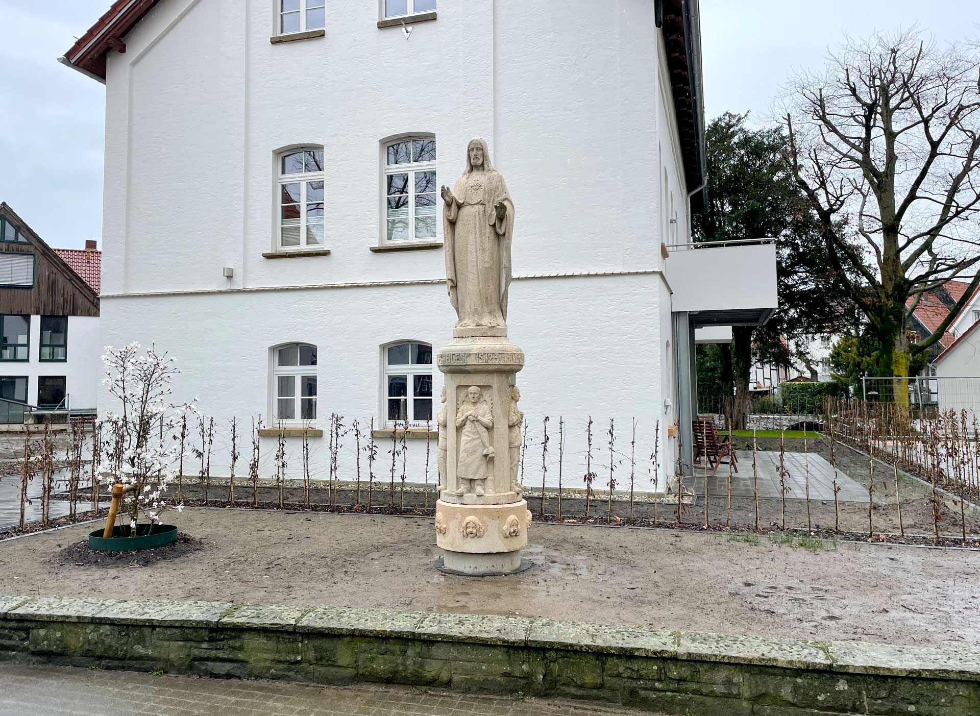 Herz-Jesu Statue in Pastors Garten 2023
