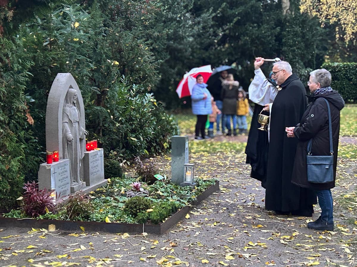 segnung-schwesterngraeber-2025-Bearbeitet